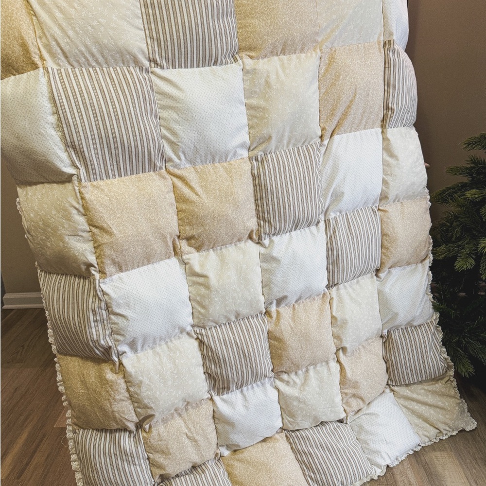 Puff Beige and White Quilt